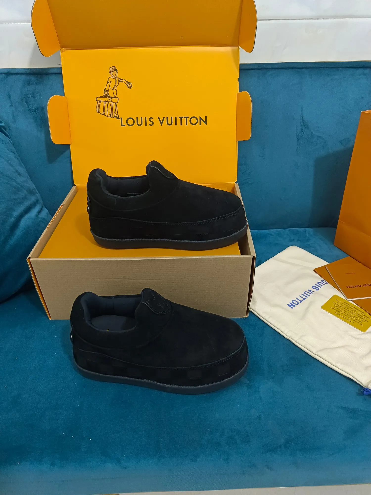 👟👟Ex-factory price 640👟👟 LV YETI slip-on shoes, based on suede cow leather, partially embossed with Nigo's reinterpretation of LV Damier pattern, cleverly echoing the Chinese tradition of taking off shoes when entering the house, and the "small feet" aesthetic is integrated into Chinese street genes. The palm-printed rubber outsole hides the LV letters and Monogram flowers. The exquisite craftsmanship made in Italy shows the brand's heritage in a comfortable slip-on style. The reservation mode adds a unique style, it is traditional and trendy, and it is suitable for couples aged 35-45.
